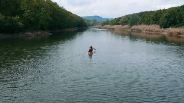 카누를 부부들 나무로 카누를 남녀의 뒷모습 — 비디오