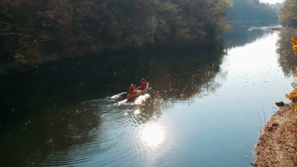 Dos Hombres Piragüista Remando Canoa Seguimiento Tiro — Vídeos de Stock