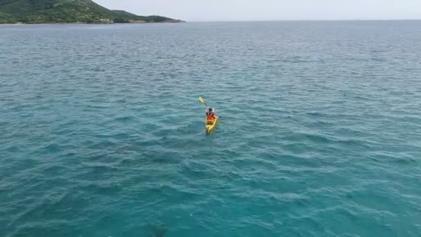 Bakifrån Kajaker Man Paddla Kajak Kajakpaddling Kanot Paddling — Stockvideo