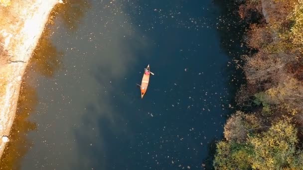 Tracking Shot Piragüistas Remando Barco Lago — Vídeos de Stock