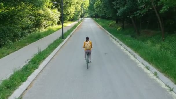 Tylny Widok Uczennicy Jazda Rowerze Parku — Wideo stockowe