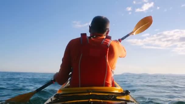 Visão Traseira Homem Remando Passeio Caiaque Caiaque Canoagem Remo Desporto — Vídeo de Stock