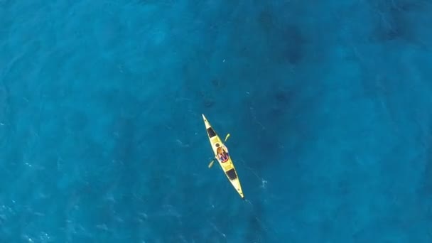 Вид Воздуха Каякера Человека Гребущего Байдарке Море Вид Сверху Желтый — стоковое видео