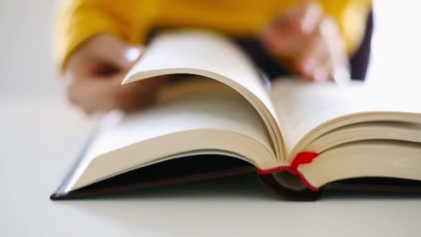 Close Mãos Mulher Lançando Livro Livro Leitura — Vídeo de Stock