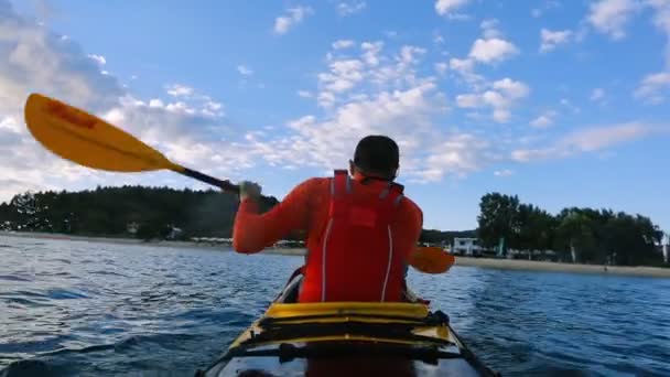 Vista Trasera Del Hombre Remando Kayak Mar — Vídeos de Stock