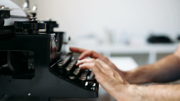 Primer Plano Dedos Femeninos Escribiendo Máquina Escribir Retro — Vídeos de Stock