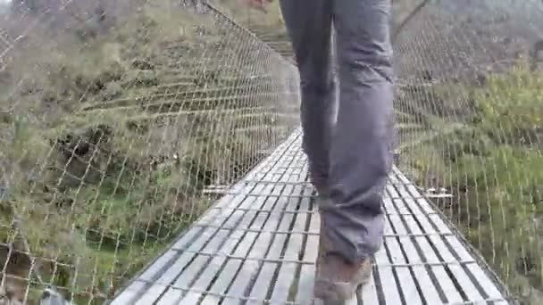 Close Hiker Legs Crossing Bridge Annapurna Region Himaláje — Stock video