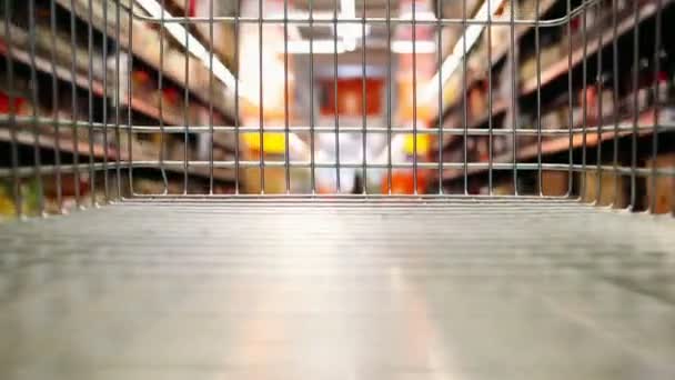 Carrello Della Spesa Vuoto Movimento Attraverso Supermercato — Video Stock