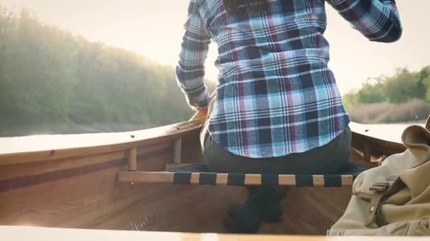 Närbild Kvinna Paddling Kanot Sjön — Stockvideo