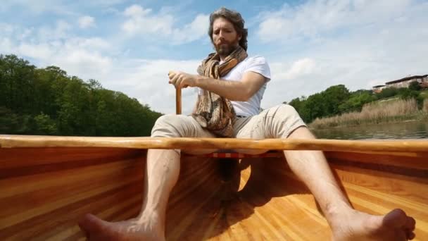 ボートを漕ぐ男の低角度ビュー — ストック動画