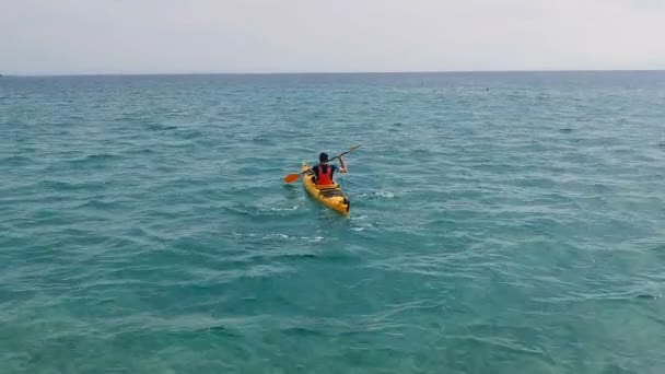 Kayaker Pagaia Giallo Kayak Mare Tracciamento Colpo Uomo Pagaia Kayak — Video Stock