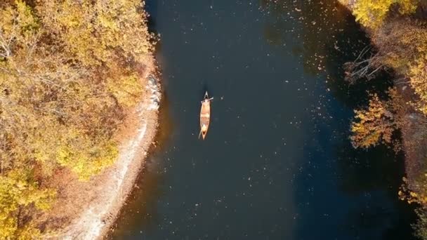 Rastreamento Tiro Canoístas Remando Barco Lago Paddling Canoa Lago — Vídeo de Stock