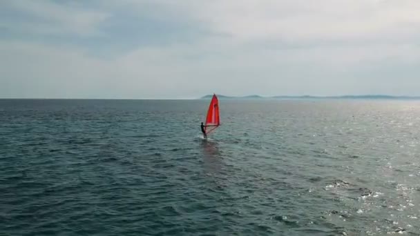 Luftaufnahme Eines Windsurfers Der Auf Einem Windsurfbrett Segelt — Stockvideo