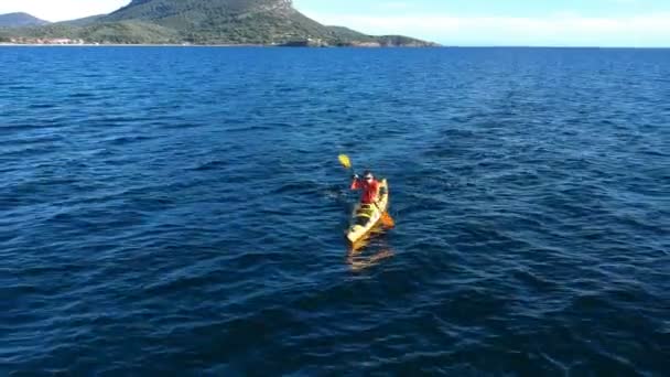 Frontansicht Eines Kajakfahrers Auf Dem Meer Mann Paddelt Seekajak Kajak — Stockvideo