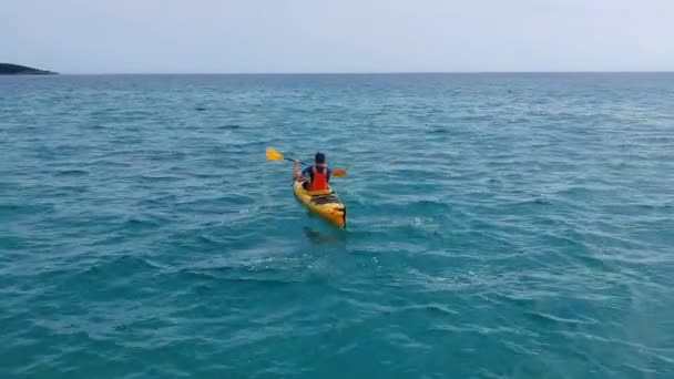 Kayaker Remando Caiaque Amarelo Mar Rastreamento Tiro Homem Remando Passeio — Vídeo de Stock