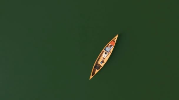 Canoísta Solteiro Deitado Canoa Conceito Auto Isolamento — Vídeo de Stock