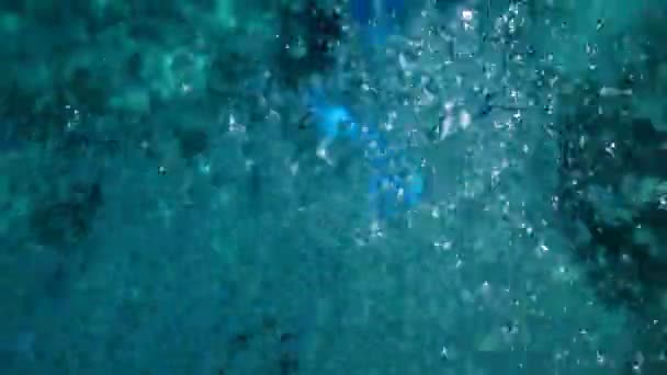 水下气泡上升到水面 — 图库视频影像