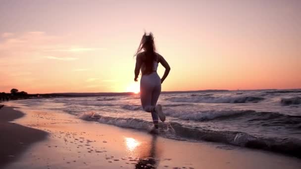Slomo Mladá Atletická Žena Jogging Při Krásném Západu Slunce Pláži — Stock video