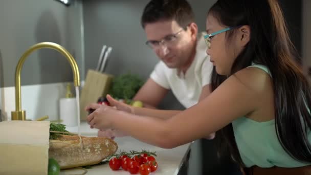 Knappe Blanke Vader Zijn Dochter Wassen Fruit Gootsteen Tijdens Pandemie — Stockvideo