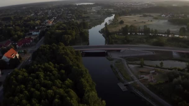Luftaufnahme einer dreispurigen Brücke über den Long Calm River — Stockvideo