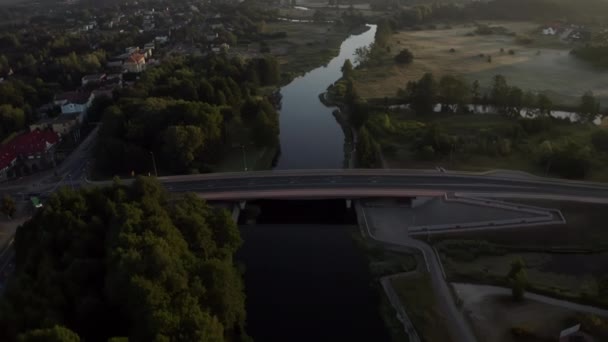 Luftaufnahme der kleinen dreispurigen Brücke über den Long Calm River — Stockvideo