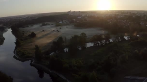 Bela vista no nascer do sol brilhante Acima Foggy Village — Vídeo de Stock