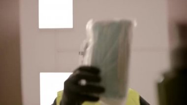 İşçiler, Tamamlama Merkezi 'nde COVID 19 Koruma Ögeleriyle Paket Paketliyor