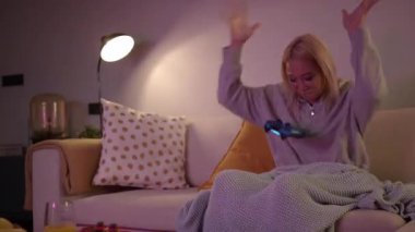 Odaklanmış Güneydoğu Asyalı Güzel Kadın Bir Konsolda Video Oyunları Oynuyor 