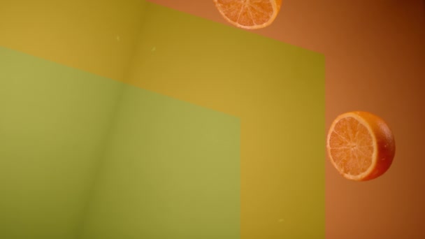 Slow-mo: Färska orange och citron skivor kastas upp flygande hängande i luften och faller ner spegel Reflcetion — Stockvideo