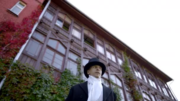 Bărbat frumos purtând o haină de rock și o pălărie de top luând o privire aprobatoare în jur — Videoclip de stoc