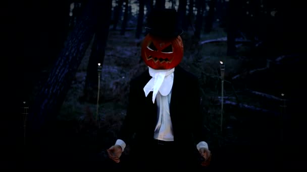 Spooky Pumpkin Headed Man robi palec wskazując klej do głowy w lesie — Wideo stockowe