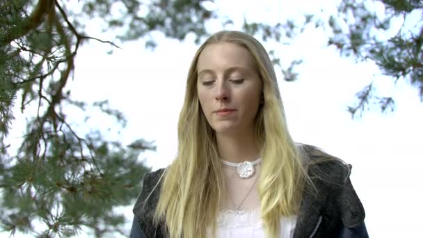 Blond jong volwassen meisje dragen witte jurk denken en kijken droevig naar camera — Stockvideo