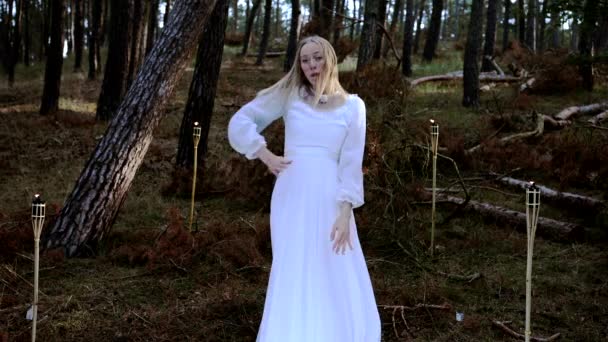 Hermosa caucásico rubia joven chica en un blanco vestido bailando en el bosque — Vídeos de Stock