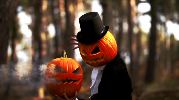 Spooky Pumpkin Headed Man wykonuje Halloween Trick z dymem w lesie — Wideo stockowe