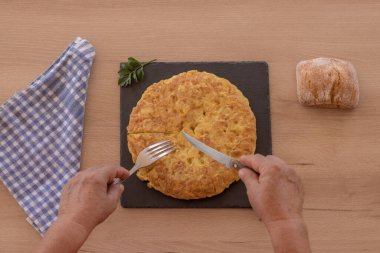 Tahta tepside, organik yumurtalarla İspanyol omleti.