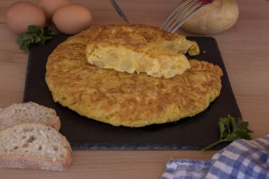 Tahta tepside, organik yumurtalarla İspanyol omleti.