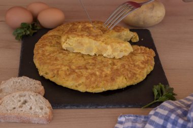 Tahta tepside, organik yumurtalarla İspanyol omleti.