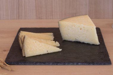 Pişmiş peynir tablasında kesilmiş.