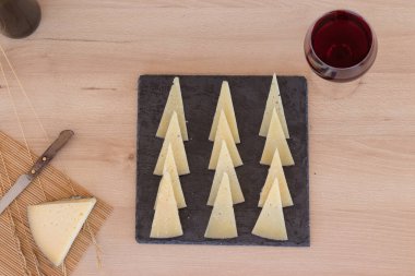 Pişmiş peynir tablasında kesilmiş.