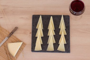 Pişmiş peynir tablasında kesilmiş.