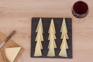 Pişmiş peynir tablasında kesilmiş.