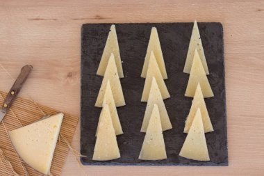 Pişmiş peynir tablasında kesilmiş.