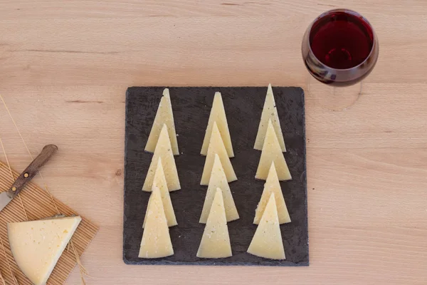 Pişmiş peynir tablasında kesilmiş.