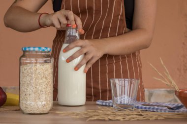 Yulaf ezmeli, sütlü ve meyveli kahvaltı