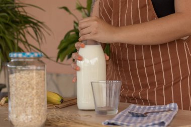 Yulaf ezmeli, sütlü ve meyveli kahvaltı