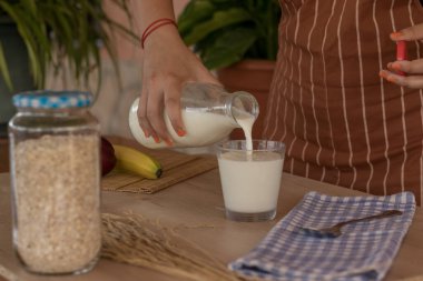 Yulaf ezmeli, sütlü ve meyveli kahvaltı