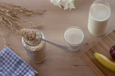 Yulaf ezmeli, sütlü ve meyveli kahvaltı