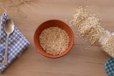 Yulaf ezmeli, sütlü ve meyveli kahvaltı