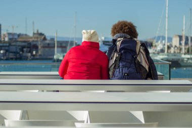 Sıcak sırtı olan kişi limana gidiyor.