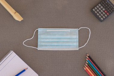 Masa yukarıdan malzeme ile okula geri dönmek yeni normal ile